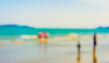 Arka plan kullanımı için sahilde yürüyen bulanık insanların soyut görüntüsü. (Klasik ton))