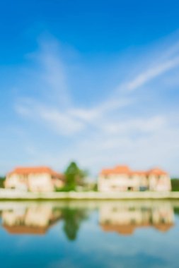 Göl kenarındaki özelliğin soyut bulanık görüntüsü ve arkaplanda mavi gökyüzü .