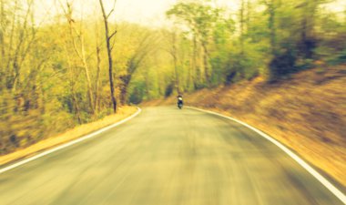 Arkaplan kullanımı için gündüz saatinde hareket eden Soyut Bulanık Yol resmi. (Klasik ton))