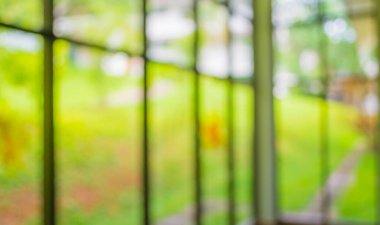 Arkaplan kullanımı için bokeh içeren bulanık pencerenin resmi.