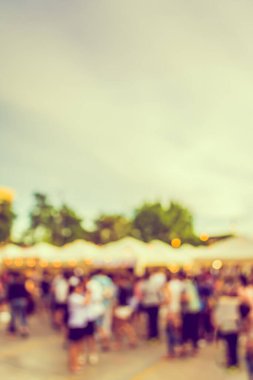 Gündüz festivalinde arka plan kullanımı için yiyecek tezgahının soyut bulanık görüntüsü. (Klasik ton))