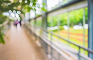 Arka plan kullanımı için açık alanla koridorda yürüyen bulanık insanların görüntüsü. (Klasik ton))