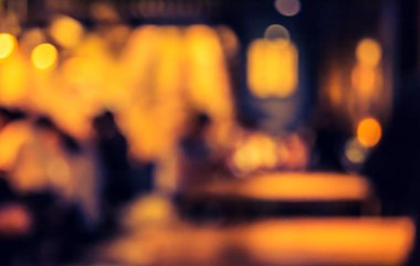 Arka plan kullanımı için Bokeh ile birlikte gece vakti bulanık restoran ya da kafe görüntüsü. (Klasik ton))
