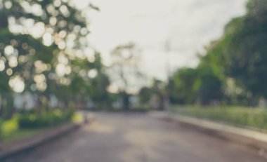 Arka plan kullanımı için güneşli bir gün ile bulanık yürüyüş yolunun klasik ton görüntüsü .