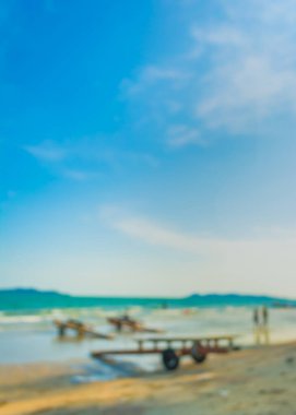 Arka plan kullanımı için sahilde yürüyen bulanık insanların soyut görüntüsü .