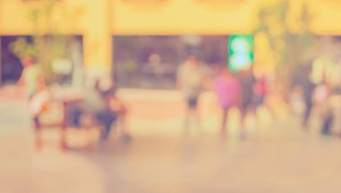 Alışverişte ve alışveriş caddesinde klasik tonda yürüyen insanların soyut arkaplan görüntüsü.