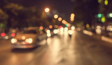 Arka plan kullanımı için gece vakti renkli ışıkları olan bulanık sokak Bokeh 'inin klasik ton görüntüsü .