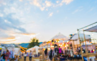 Arkaplan kullanımı için gündüz festivalinin soyut bulanık görüntüsü.