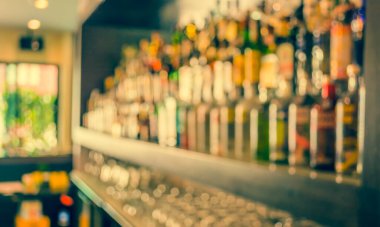 Arka plan kullanımı için koyu barın içindeki bulanık tahta tablonun klasik ton görüntüsü.