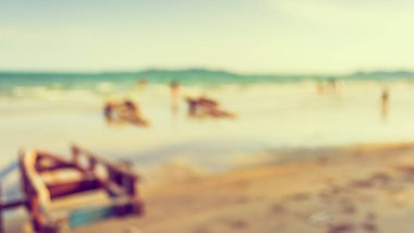 Arka plan kullanımı için sahilde yürüyen bulanık insanların soyut görüntüsü. (Klasik ton))