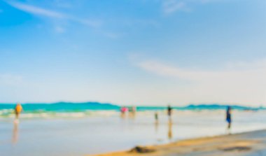 Arka plan kullanımı için sahilde yürüyen bulanık insanların soyut görüntüsü .