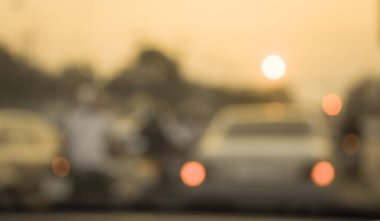 Gündoğumunda arka plan kullanımı için araba kullanan insanların klasik ton bulanıklığı görüntüsü. (içeriden fotoğraf çek)