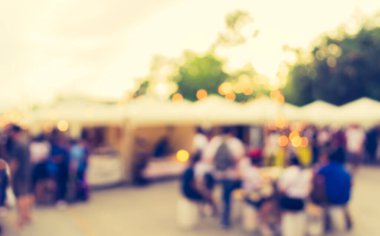 Gündüz festivalinde arka plan kullanımı için yiyecek tezgahının soyut bulanık görüntüsü. (Klasik ton))