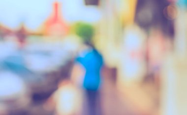 Arka plan kullanımı için alışveriş merkezindeki modern binanın soyut bulanık görüntüsü. (Klasik ton))