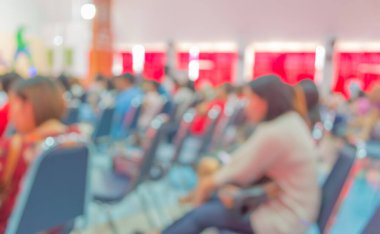 Arka plan kullanımı için çocukların gösterisini sahnede görmek isteyen bulanık insanların görüntüsü .