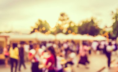 Gündüz festivalinde arka plan kullanımı için yiyecek tezgahının soyut bulanık görüntüsü. (Klasik ton))