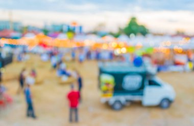 Arkaplan kullanımı için gündüz festivalinin soyut bulanık görüntüsü.