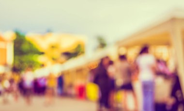 Gündüz festivalinde arka plan kullanımı için yiyecek tezgahının soyut bulanık görüntüsü. (Klasik ton))