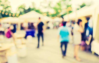 Arka plan kullanımı için gündüz festivalinin soyut bulanık görüntüsü. (Klasik ton))