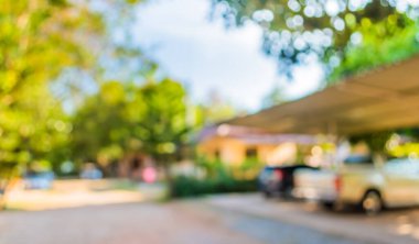 Arka plan kullanımı için köydeki yol ve evin bulanık görüntüsü .