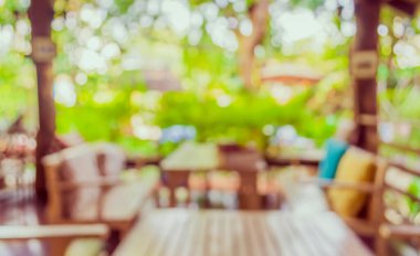 Soyut dış mekan kahve kulübesi görüntüsü gündüz vakti bulanıklaşır, arka plan kullanımı için bahçede. (Klasik ton))