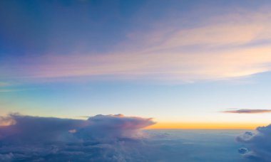 Akşam vakti gökyüzünü görmek için uçak penceresinden bak.