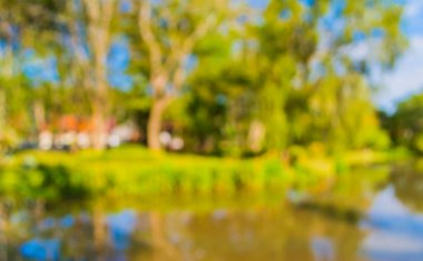 Arkaplan kullanımı için göl ve gökyüzünün soyut bulanık görüntüsü .