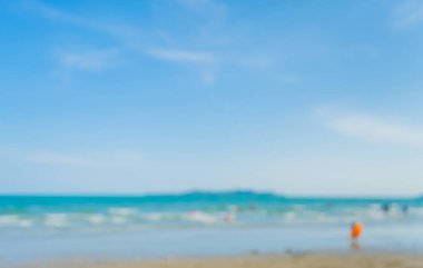 Arka plan kullanımı için sahilde yürüyen bulanık insanların soyut görüntüsü .