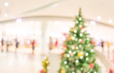Noel zamanı alışveriş merkezinin ve insanların soyut bulanık görüntüsü.