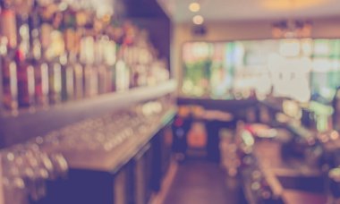 Arka plan kullanımı için koyu barın içindeki bulanık tahta tablonun klasik ton görüntüsü.