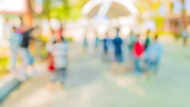 Güneşli bir günde pazar yerinde yürüyen insanların bulanık görüntüsü, Bokeh ile arka plan bulanık .