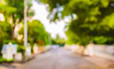 Arka plan kullanımı için köydeki yol ve evin soyut bulanık görüntüsü .