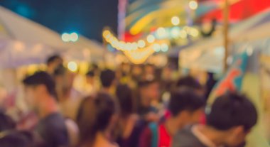 Caddedeki gece festivalinin klasik ton görüntüsü Bokeh ile bulanık arkaplan