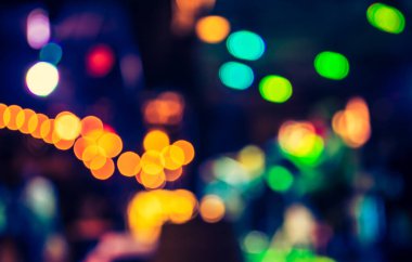 Soyut bulanık bokeh arkaplanının sıcak renkli ışıklarla görüntüsü. (Klasik ton))