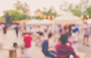 Gündüz festivalinde arka plan kullanımı için yiyecek tezgahının soyut bulanık görüntüsü. (Klasik ton))