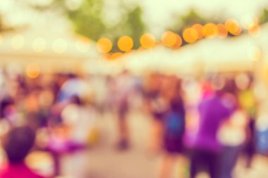 Gündüz festivalinde arka plan kullanımı için insanların soyut bulanık görüntüsü. (Klasik ton))