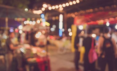 Caddedeki gece festivalinin bulanık görüntüsü Bokeh ile bulanık arkaplan. (Klasik ton))
