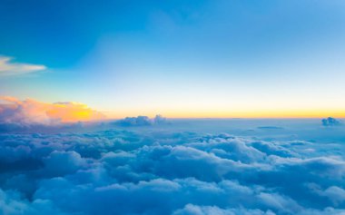 Akşam vakti gökyüzünü görmek için uçak penceresinden bak.