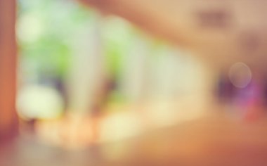 Arka plan kullanımı için Bokeh 'le yeşil bahçeye açılan uzun ve boş koridorun bulanık görüntüsü. (Klasik ton))