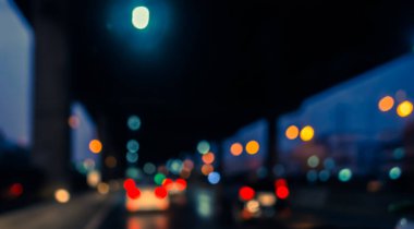 Arka plan için gece vakti trafik sıkışıklığından gelen bokeh ışıkları olan içerideki arabaların klasik ton bulanık görüntüsü.