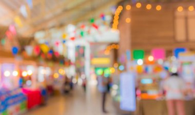 Arka plan kullanımı için kapalı pazar yerindeki yiyecek tezgahının soyut bulanık görüntüsü.