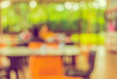 Arka plan kullanımı için yemek salonundaki bulanık insanların görüntüsü. (Klasik ton))