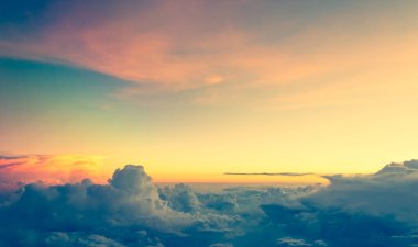 Akşam vakti gökyüzünü görmek için uçak penceresinden bakın. (Klasik ton))