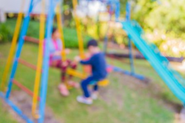 Kamu parkındaki çocuk parkının arka plan kullanımı için bulanık ve bulanık görüntüsü.