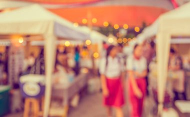 Gündüz festivalinde arka plan kullanımı için yiyecek tezgahının soyut bulanık görüntüsü. (Klasik ton))