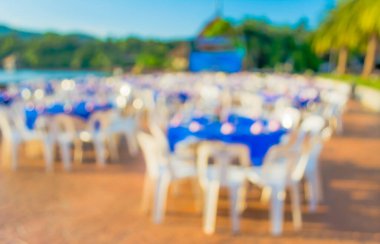 Arkaplan kullanımı için bir açık hava partisi için hazırlanan tablolar ve dekorasyonun bulanık görüntüsü.