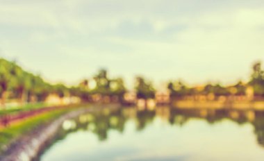 Göl kenarındaki mülkün klasik ton bulanık görüntüsü ve arkaplanda mavi gökyüzü .