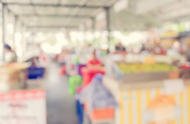 Arka plan kullanımı için Bokeh ile yemek standındaki bulanık insanların görüntüsü. (Klasik ton))