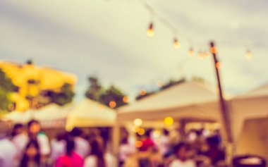 Gündüz festivalinde arka plan kullanımı için yiyecek tezgahının soyut bulanık görüntüsü. (Klasik ton))