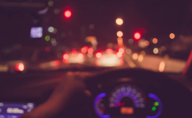 Arka plan kullanımı için gece vakti trafik sıkışıklığı olan kapalı vagonların bulanık görüntüsü. (Klasik ton))